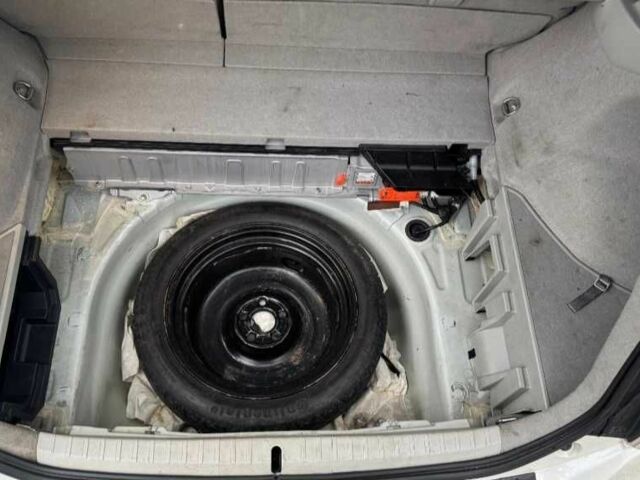 Белый Тойота Приус, объемом двигателя 1.8 л и пробегом 211 тыс. км за 2430 $, фото 4 на Automoto.ua