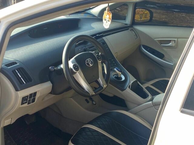 Белый Тойота Приус, объемом двигателя 1.8 л и пробегом 270 тыс. км за 7999 $, фото 3 на Automoto.ua