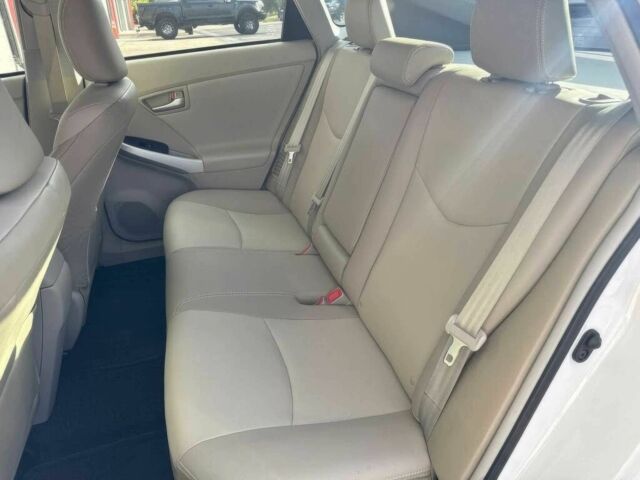 Тойота Приус 2013 в Черновцах на Automoto.ua Белый Тойота Приус, объемом двигателя 1.8 л и пробегом 87 тыс. км за 2100 $, фото 13 на Automoto.ua