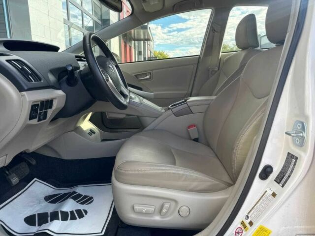 Тойота Приус 2013 в Черновцах на Automoto.ua Белый Тойота Приус, объемом двигателя 1.8 л и пробегом 87 тыс. км за 2100 $, фото 7 на Automoto.ua