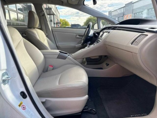 Тойота Приус 2013 в Черновцах на Automoto.ua Белый Тойота Приус, объемом двигателя 1.8 л и пробегом 87 тыс. км за 2100 $, фото 9 на Automoto.ua
