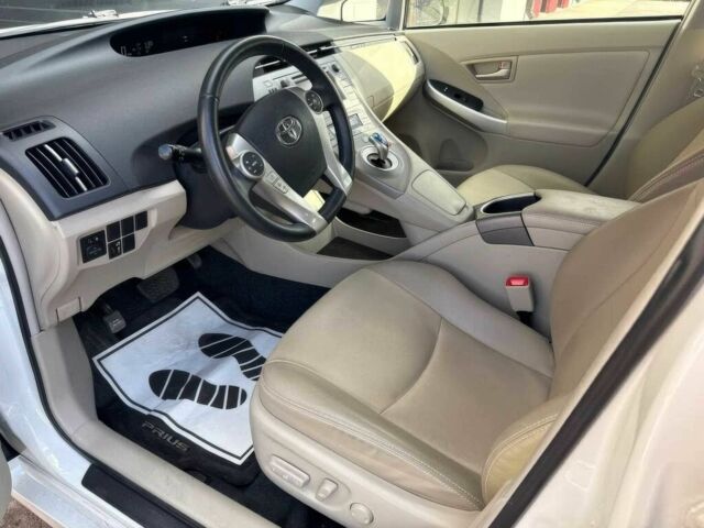 Тойота Приус 2013 в Черновцах на Automoto.ua Белый Тойота Приус, объемом двигателя 1.8 л и пробегом 87 тыс. км за 2100 $, фото 8 на Automoto.ua