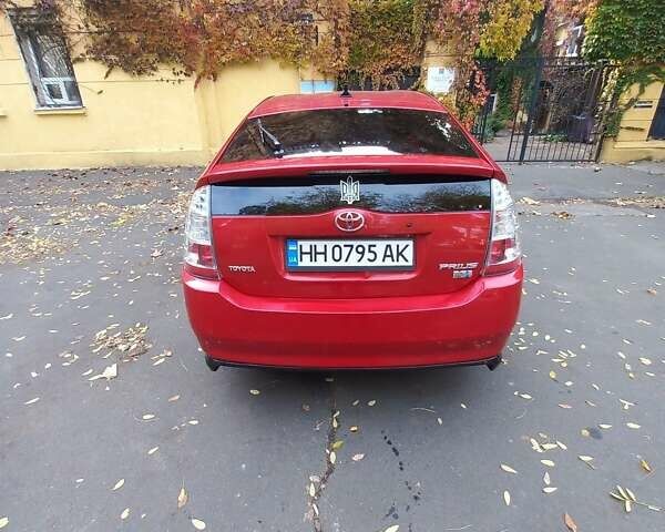 Красный Тойота Приус, объемом двигателя 1.5 л и пробегом 300 тыс. км за 7500 $, фото 1 на Automoto.ua