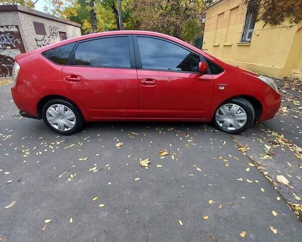 Красный Тойота Приус, объемом двигателя 1.5 л и пробегом 300 тыс. км за 7500 $, фото 2 на Automoto.ua