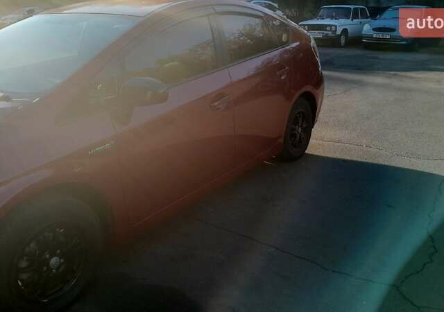 Красный Тойота Приус, объемом двигателя 1.8 л и пробегом 200 тыс. км за 10500 $, фото 3 на Automoto.ua