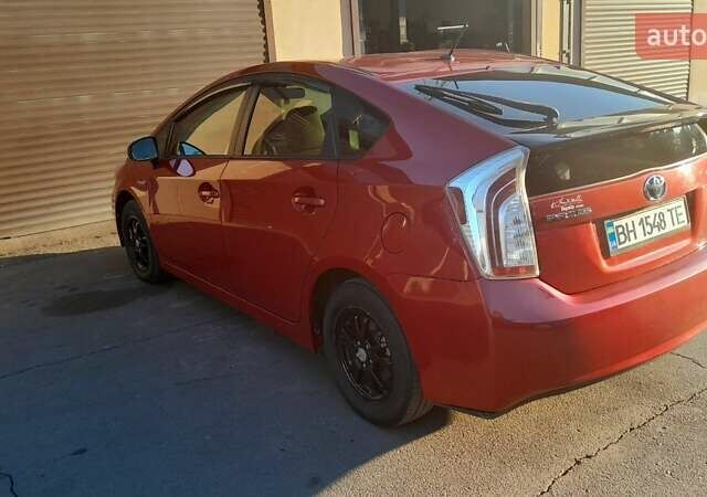 Красный Тойота Приус, объемом двигателя 1.8 л и пробегом 200 тыс. км за 10500 $, фото 2 на Automoto.ua