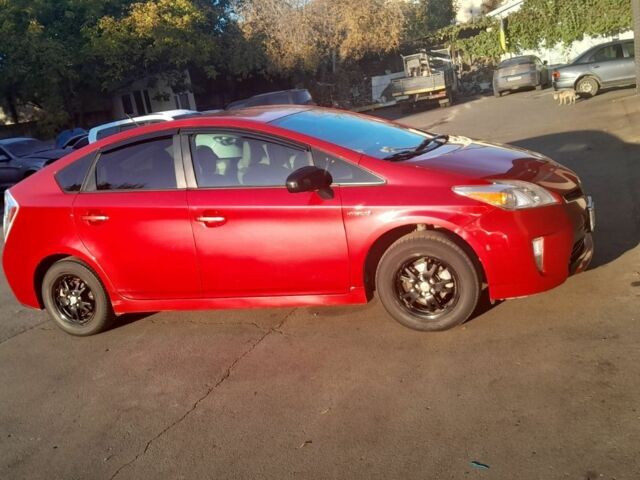 Красный Тойота Приус, объемом двигателя 1.8 л и пробегом 200 тыс. км за 10500 $, фото 1 на Automoto.ua
