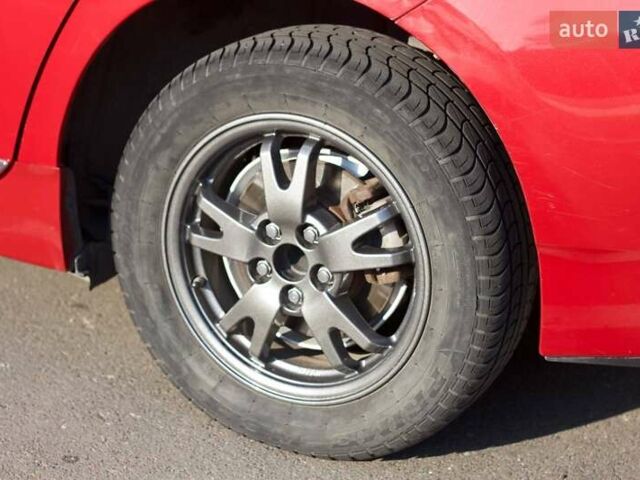 Красный Тойота Приус, объемом двигателя 1.8 л и пробегом 176 тыс. км за 10800 $, фото 7 на Automoto.ua