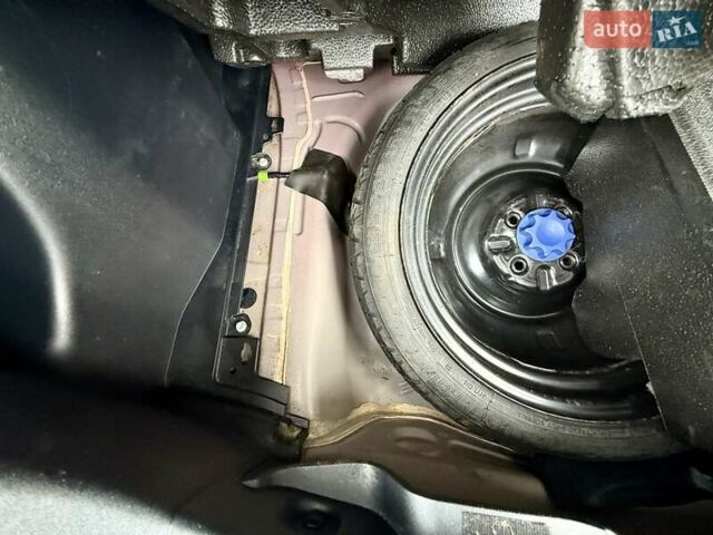 Червоний Тойота Пріус, об'ємом двигуна 1.5 л та пробігом 208 тис. км за 9999 $, фото 42 на Automoto.ua