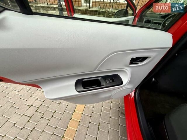 Червоний Тойота Пріус, об'ємом двигуна 1.5 л та пробігом 208 тис. км за 9999 $, фото 49 на Automoto.ua