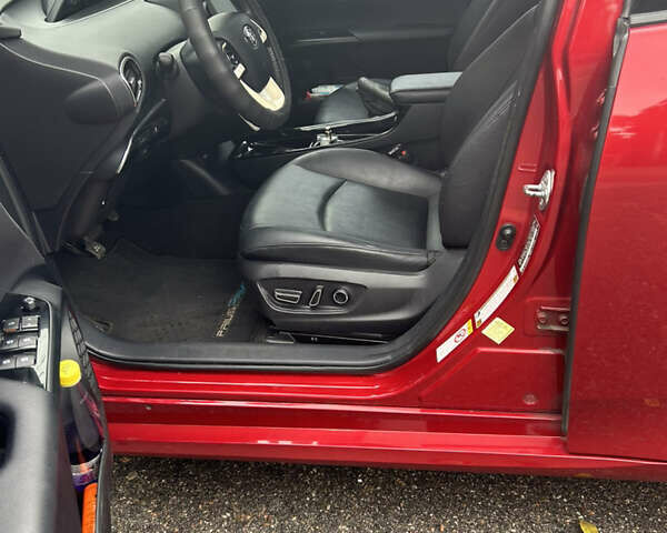 Красный Тойота Приус, объемом двигателя 1.8 л и пробегом 241 тыс. км за 16800 $, фото 5 на Automoto.ua