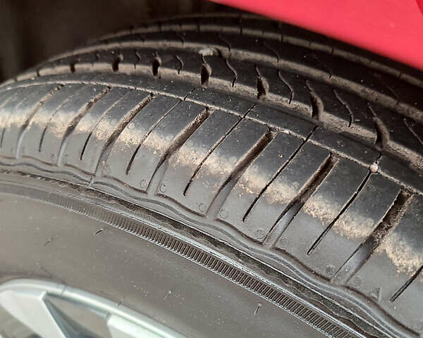 Красный Тойота Приус, объемом двигателя 1.8 л и пробегом 147 тыс. км за 19200 $, фото 3 на Automoto.ua