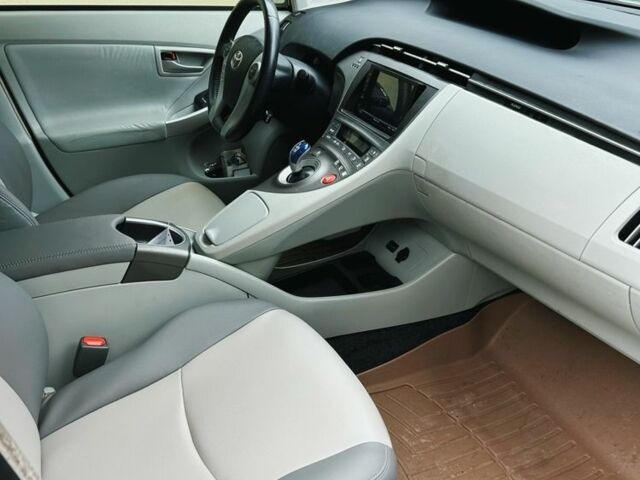 Желтый Тойота Приус, объемом двигателя 1.8 л и пробегом 200 тыс. км за 14000 $, фото 5 на Automoto.ua