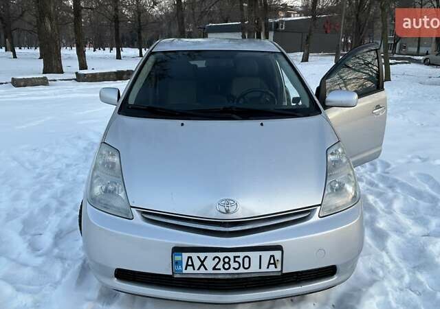 Серый Тойота Приус, объемом двигателя 1.5 л и пробегом 250 тыс. км за 7999 $, фото 3 на Automoto.ua