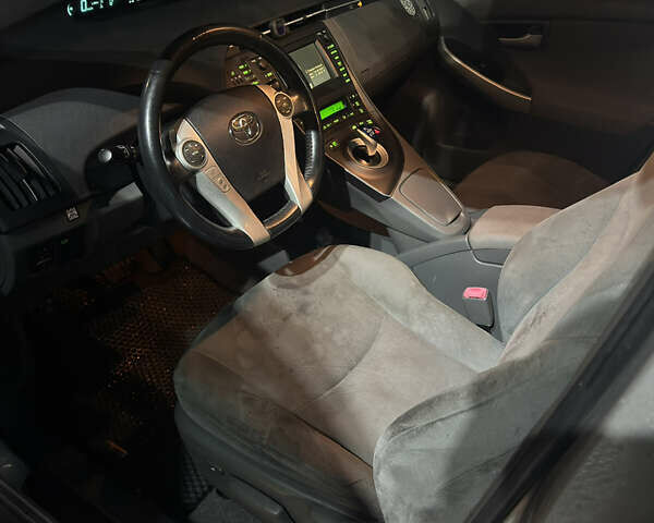 Серый Тойота Приус, объемом двигателя 1.8 л и пробегом 300 тыс. км за 9000 $, фото 5 на Automoto.ua