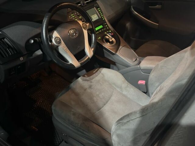 Серый Тойота Приус, объемом двигателя 1.8 л и пробегом 300 тыс. км за 10000 $, фото 4 на Automoto.ua