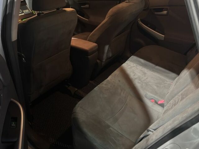 Серый Тойота Приус, объемом двигателя 1.8 л и пробегом 300 тыс. км за 10000 $, фото 5 на Automoto.ua