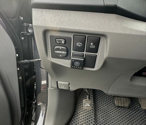 Серый Тойота Приус, объемом двигателя 1.8 л и пробегом 373 тыс. км за 11500 $, фото 5 на Automoto.ua