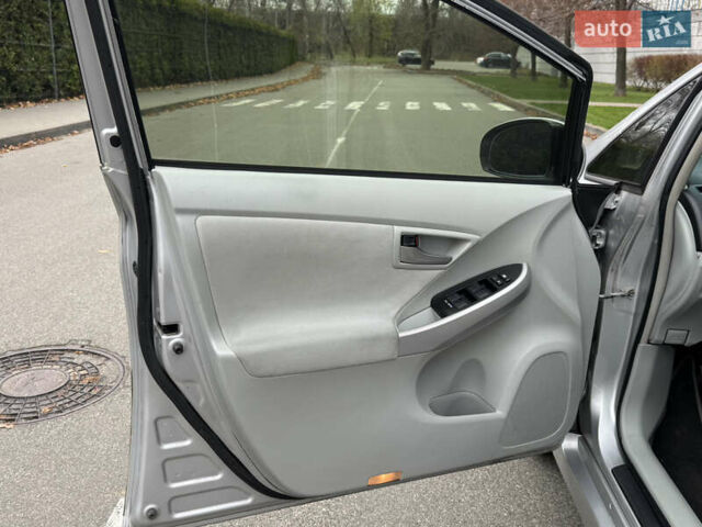 Сірий Тойота Пріус, об'ємом двигуна 1.8 л та пробігом 230 тис. км за 9500 $, фото 12 на Automoto.ua