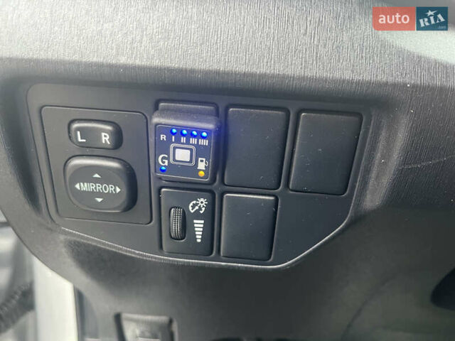 Серый Тойота Приус, объемом двигателя 1.8 л и пробегом 206 тыс. км за 10000 $, фото 10 на Automoto.ua