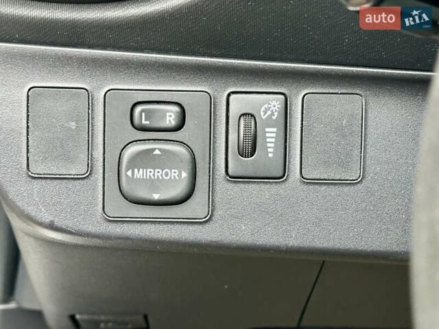 Сірий Тойота Пріус, об'ємом двигуна 1.5 л та пробігом 228 тис. км за 11490 $, фото 25 на Automoto.ua