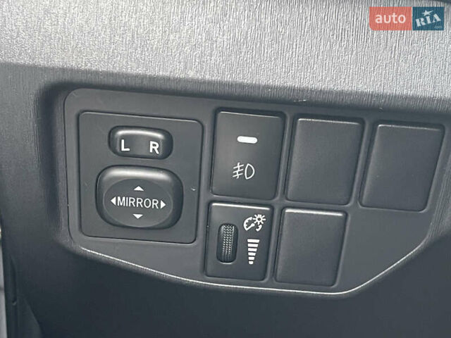 Серый Тойота Приус, объемом двигателя 1.8 л и пробегом 116 тыс. км за 12500 $, фото 15 на Automoto.ua