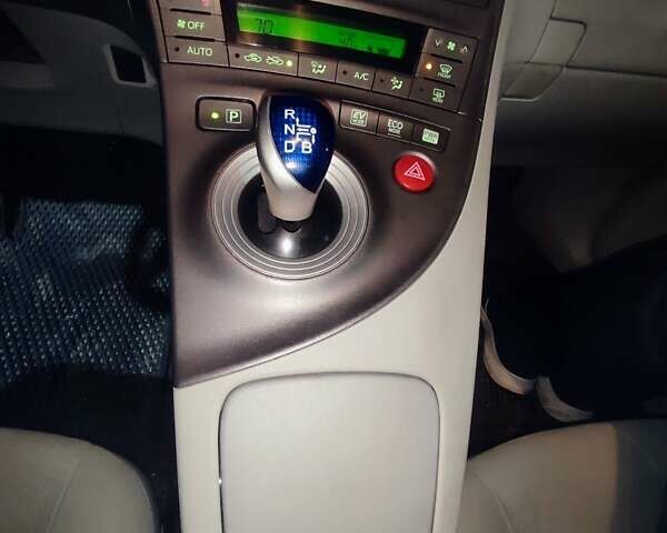 Серый Тойота Приус, объемом двигателя 1.8 л и пробегом 437 тыс. км за 10200 $, фото 8 на Automoto.ua