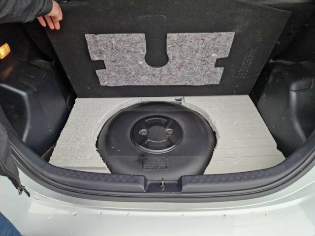 Серый Тойота Приус, объемом двигателя 1.5 л и пробегом 88 тыс. км за 12500 $, фото 10 на Automoto.ua