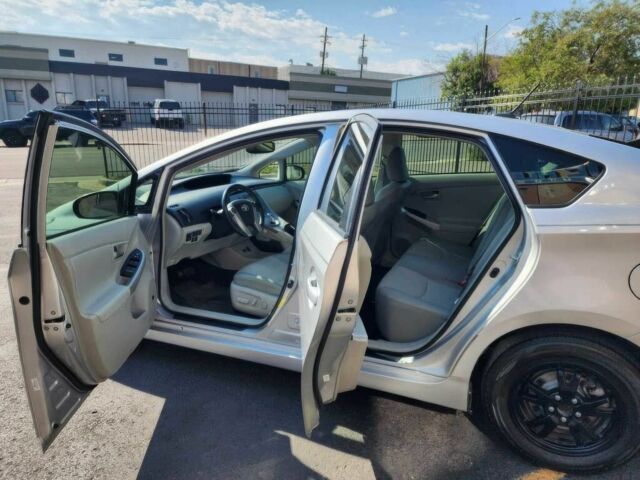 Тойота Приус 2013 в Чернигове на Automoto.ua Серый Тойота Приус, объемом двигателя 1.8 л и пробегом 84 тыс. км за 1900 $, фото 6 на Automoto.ua