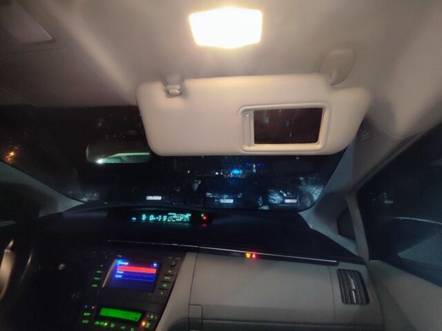 Серый Тойота Приус, объемом двигателя 1.8 л и пробегом 272 тыс. км за 10500 $, фото 5 на Automoto.ua