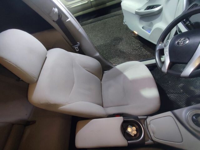 Серый Тойота Приус, объемом двигателя 1.8 л и пробегом 272 тыс. км за 10500 $, фото 6 на Automoto.ua