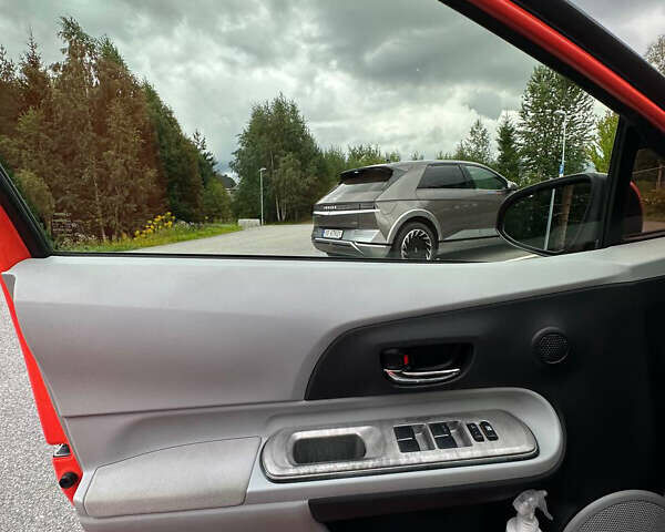 Оранжевый Тойота Приус, объемом двигателя 1.5 л и пробегом 260 тыс. км за 8000 $, фото 5 на Automoto.ua