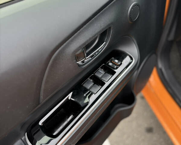 Оранжевый Тойота Приус, объемом двигателя 1.5 л и пробегом 238 тыс. км за 10000 $, фото 1 на Automoto.ua