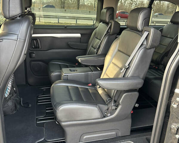 Черный Тойота Proace Verso, объемом двигателя 2 л и пробегом 68 тыс. км за 48000 $, фото 4 на Automoto.ua
