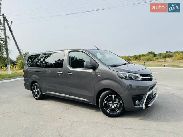 Серый Тойота Proace Verso, объемом двигателя 2 л и пробегом 47 тыс. км за 39500 $, фото 4 на Automoto.ua