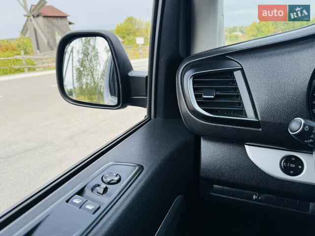 Серый Тойота Proace Verso, объемом двигателя 2 л и пробегом 47 тыс. км за 39500 $, фото 12 на Automoto.ua