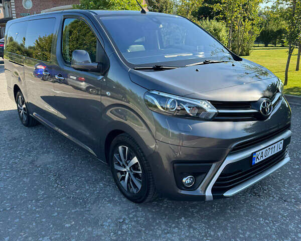 Серый Тойота Proace Verso, объемом двигателя 2 л и пробегом 60 тыс. км за 41000 $, фото 1 на Automoto.ua