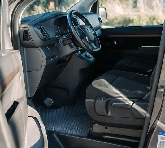 Серый Тойота Proace Verso, объемом двигателя 2 л и пробегом 229 тыс. км за 35000 $, фото 31 на Automoto.ua