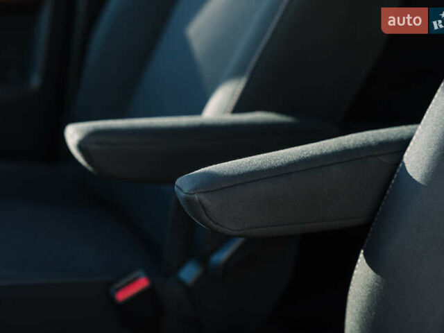 Серый Тойота Proace Verso, объемом двигателя 2 л и пробегом 229 тыс. км за 35000 $, фото 37 на Automoto.ua