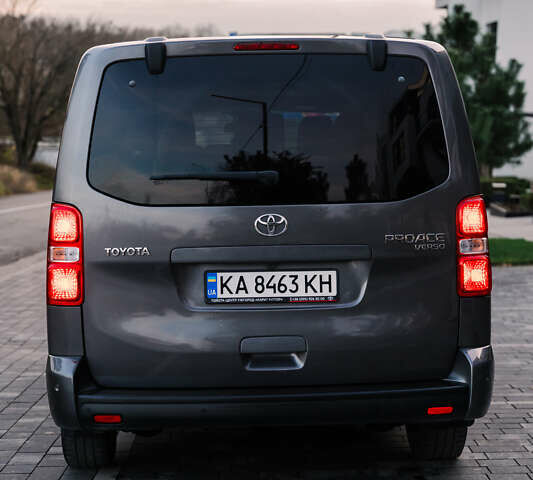 Серый Тойота Proace Verso, объемом двигателя 2 л и пробегом 313 тыс. км за 35000 $, фото 5 на Automoto.ua