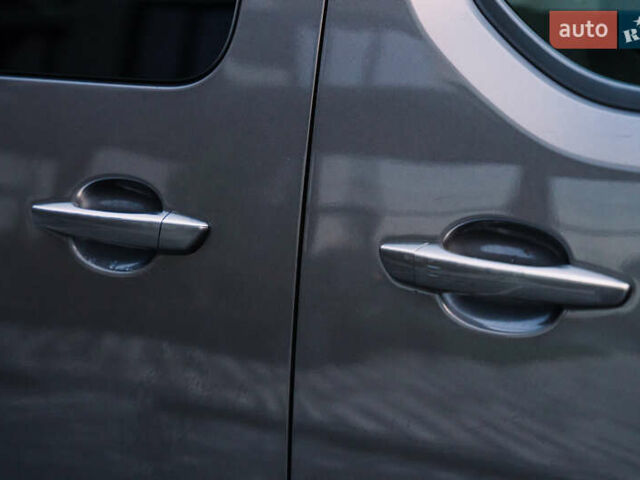 Серый Тойота Proace Verso, объемом двигателя 2 л и пробегом 313 тыс. км за 35000 $, фото 23 на Automoto.ua