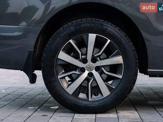 Серый Тойота Proace Verso, объемом двигателя 2 л и пробегом 313 тыс. км за 35000 $, фото 15 на Automoto.ua