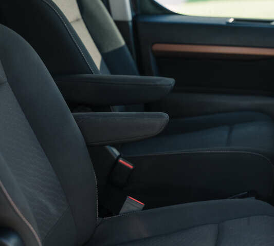 Серый Тойота Proace Verso, объемом двигателя 2 л и пробегом 229 тыс. км за 35000 $, фото 53 на Automoto.ua