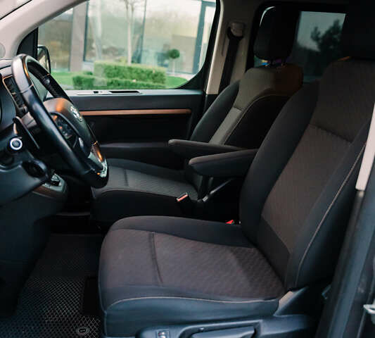 Серый Тойота Proace Verso, объемом двигателя 2 л и пробегом 313 тыс. км за 35000 $, фото 36 на Automoto.ua