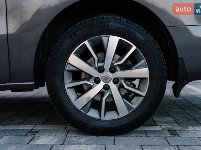 Серый Тойота Proace Verso, объемом двигателя 2 л и пробегом 313 тыс. км за 35000 $, фото 14 на Automoto.ua