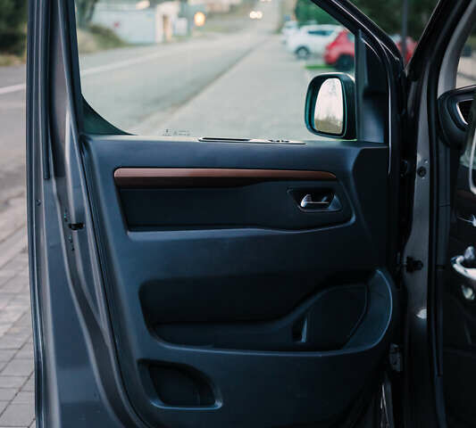 Серый Тойота Proace Verso, объемом двигателя 2 л и пробегом 313 тыс. км за 35000 $, фото 28 на Automoto.ua