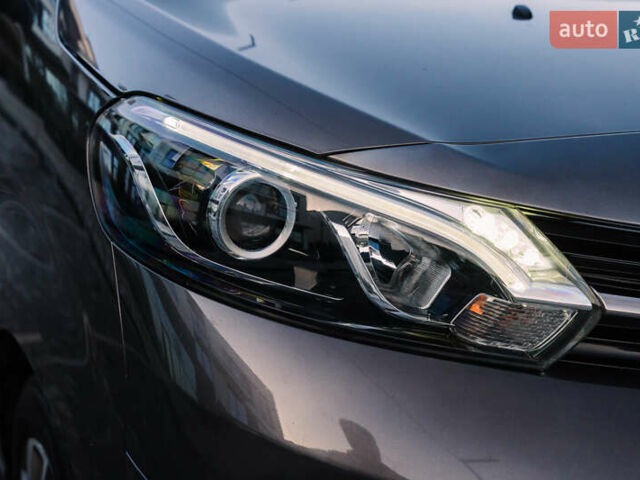 Серый Тойота Proace Verso, объемом двигателя 2 л и пробегом 313 тыс. км за 35000 $, фото 17 на Automoto.ua