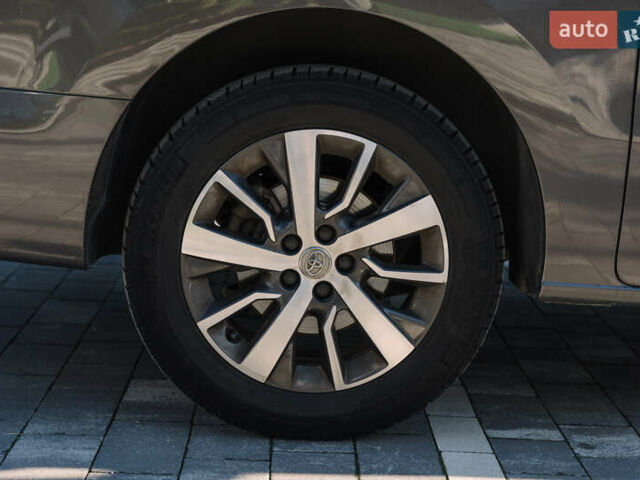 Серый Тойота Proace Verso, объемом двигателя 2 л и пробегом 229 тыс. км за 35000 $, фото 11 на Automoto.ua