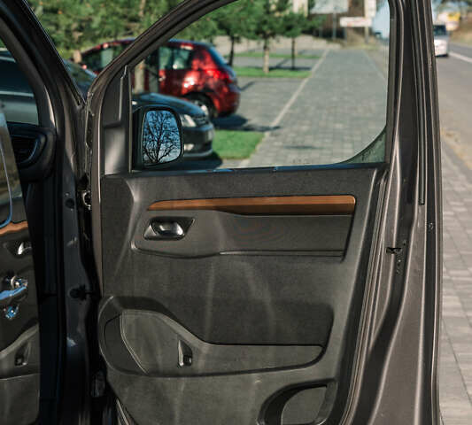 Серый Тойота Proace Verso, объемом двигателя 2 л и пробегом 229 тыс. км за 35000 $, фото 48 на Automoto.ua