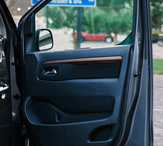 Серый Тойота Proace Verso, объемом двигателя 2 л и пробегом 313 тыс. км за 35000 $, фото 30 на Automoto.ua